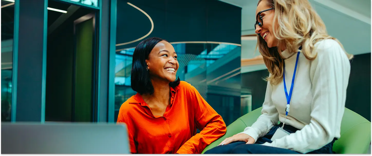 due signore sono in ufficio e si stanno sorridendo