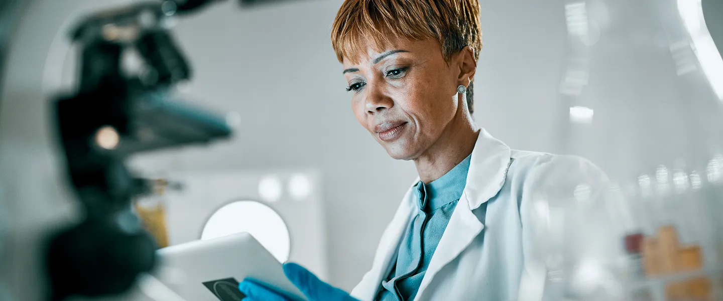 una scienziata sta osservando il risultato delle sue ricerche