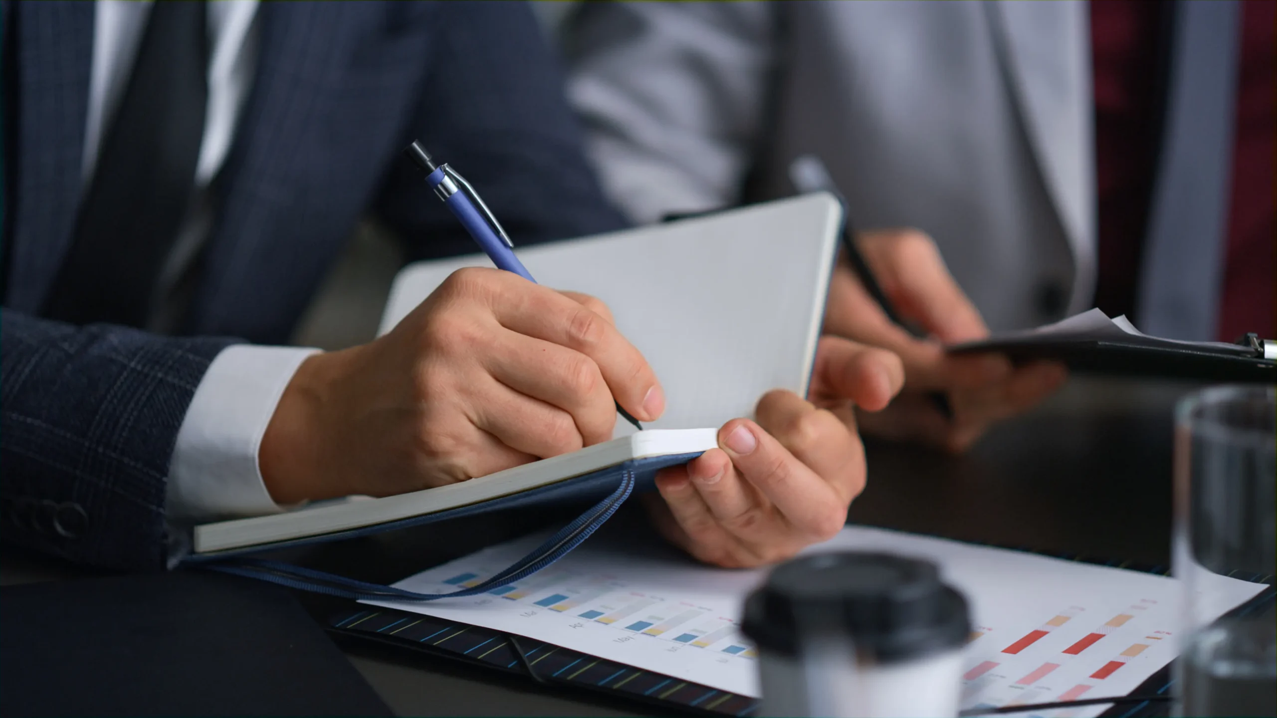 un uomo scrive nella sua agenda