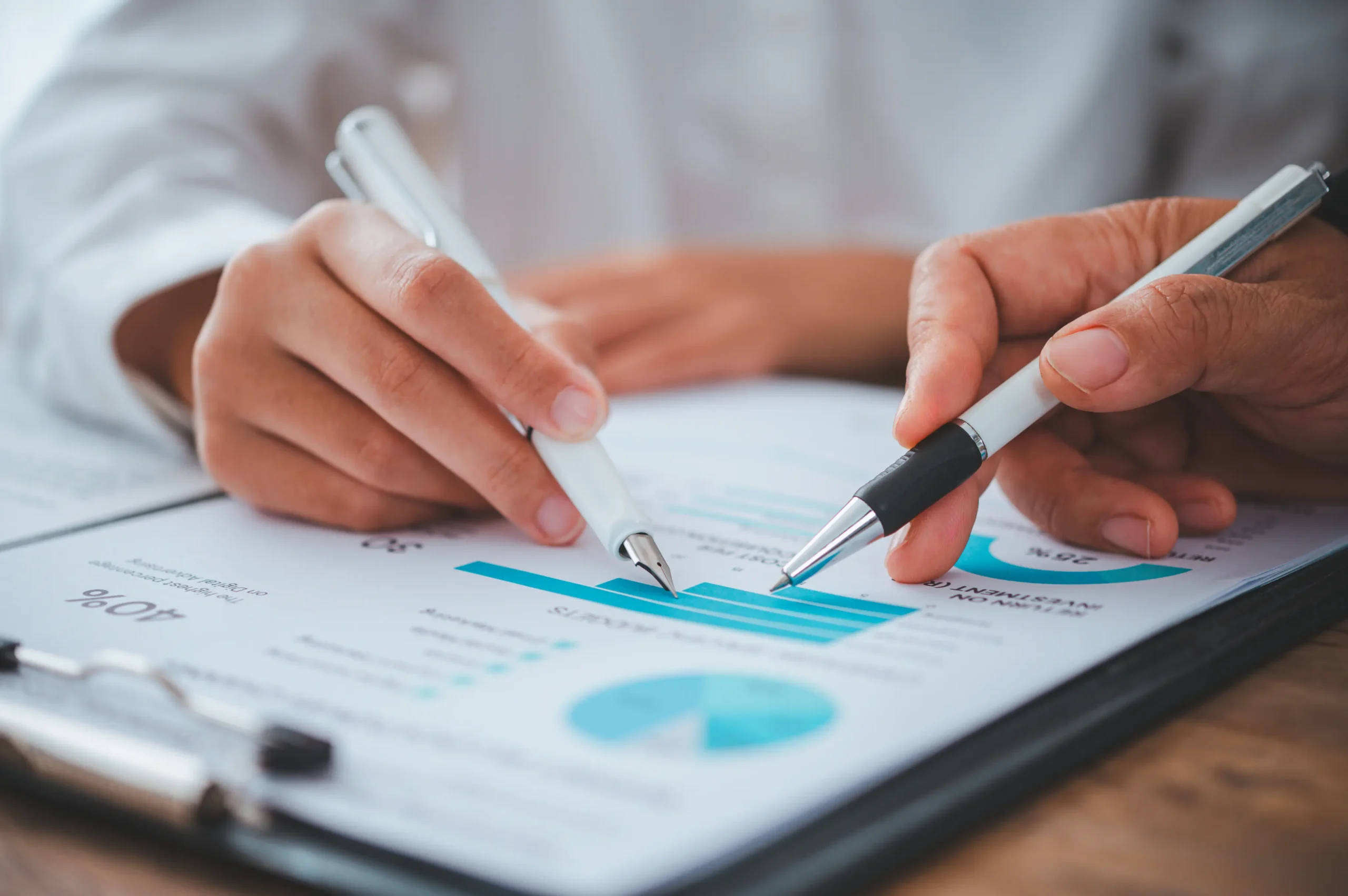 due professionisti stanno analizzando dei grafici